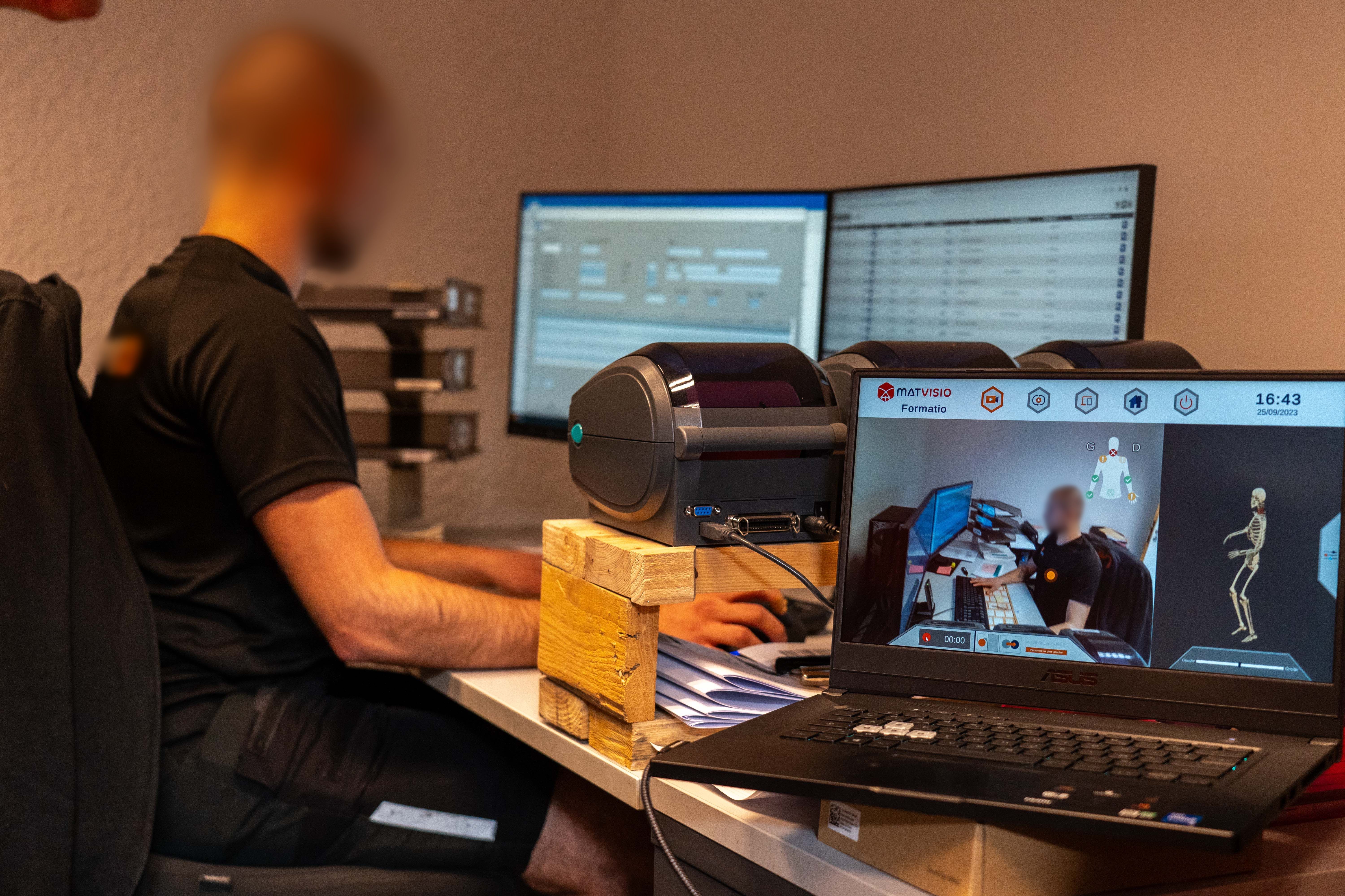 Un collaborateur en situation de travail, utilisant le logiciel d'analyse MATVISIO.