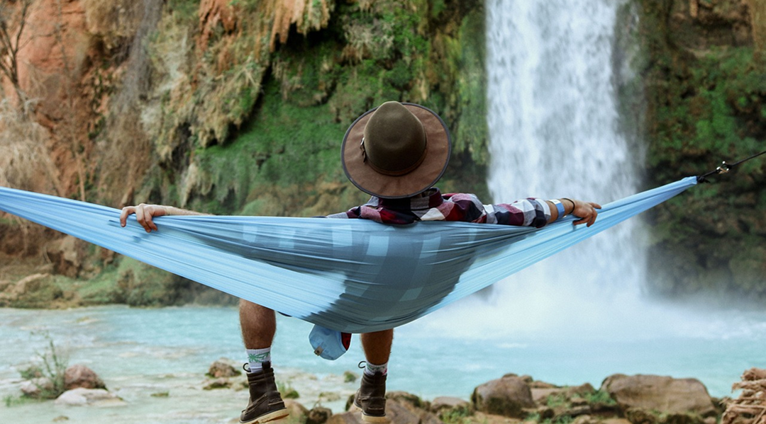 Personne qui se détend dans un hamac.