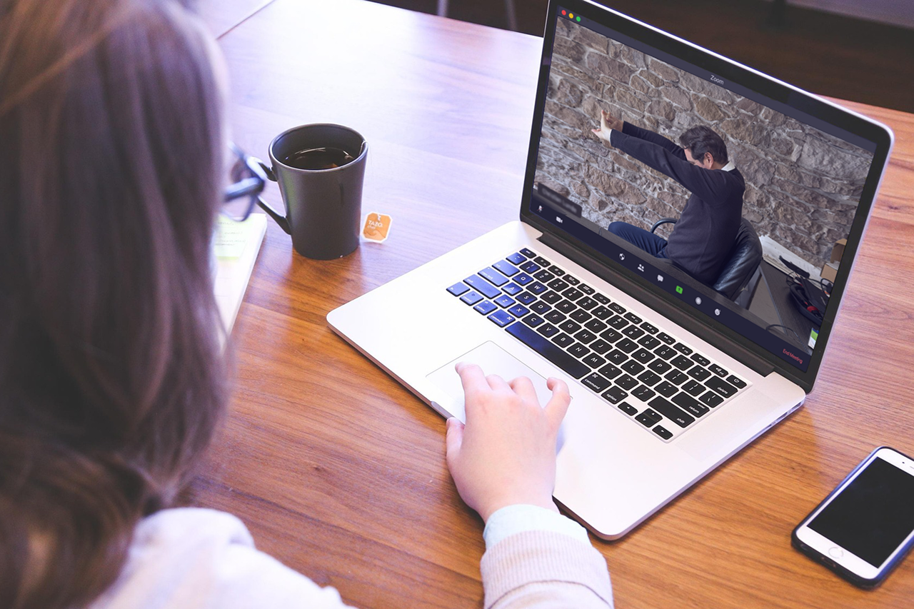 Etape 3 du programme MEASANA : Visio entre le préparateur physique et le collaborateur pour évaluer la souplesse des épaules.