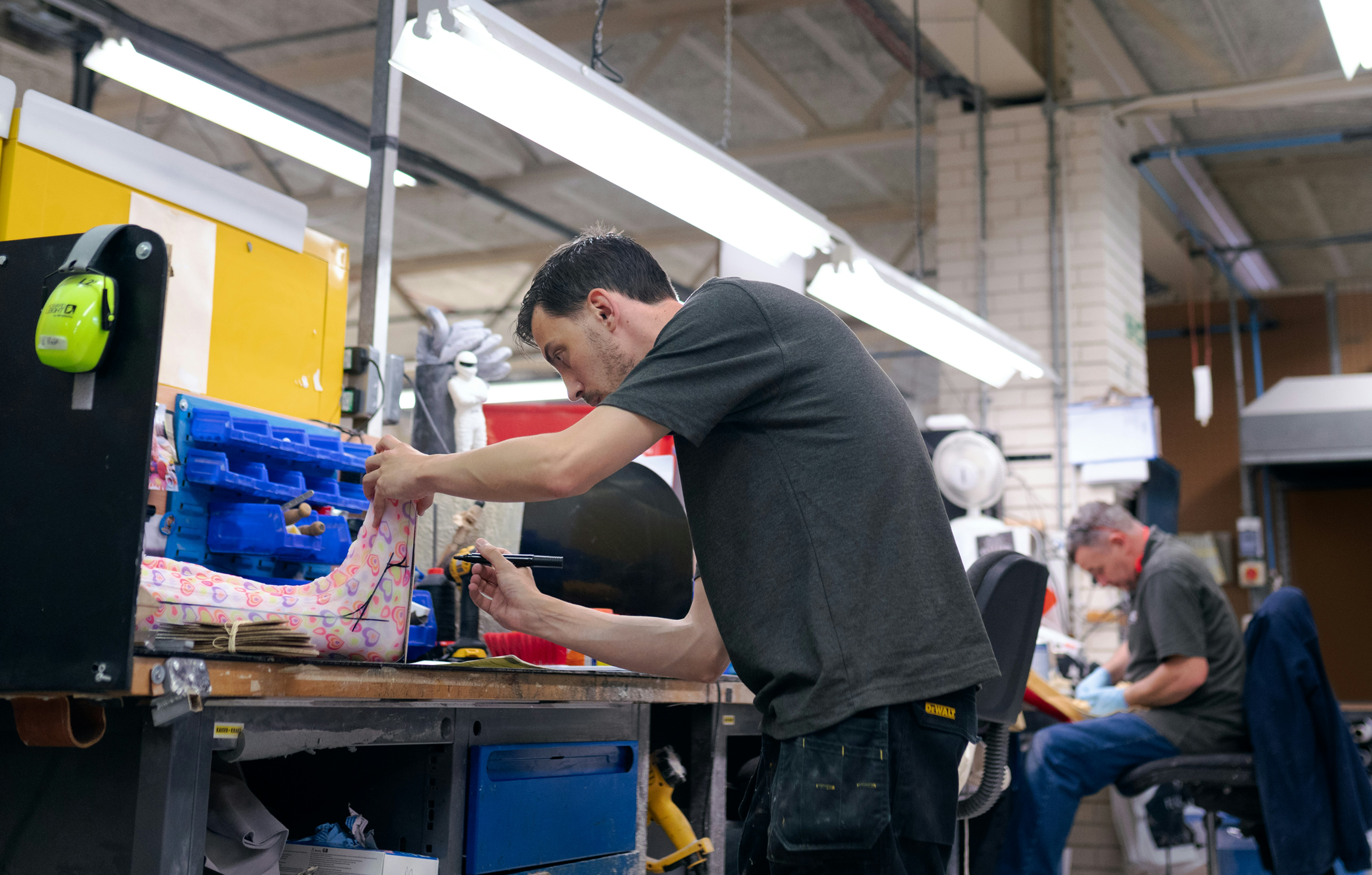 Un ingénieur en train de travailler.
